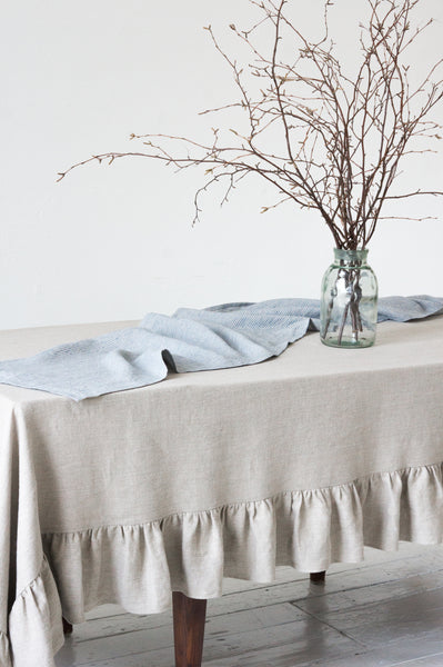Puošni glamžyto natūralaus linos staltiesė su dekoratyvia kloste