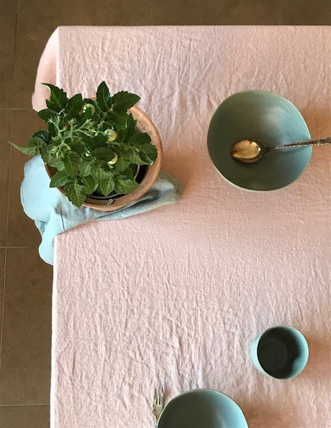 Glamžyto lino pelenų rožinės spalvos staltiesė