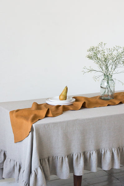 Puošni glamžyto natūralaus linos staltiesė su dekoratyvia kloste