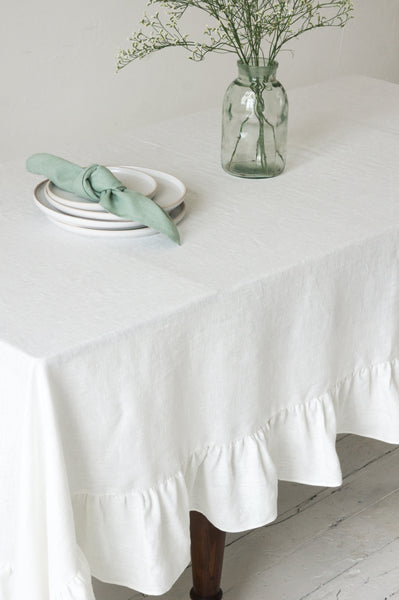 Puošni glamžyto lino pieno baltumo spalvos staltiesė su dekoratyvia kloste