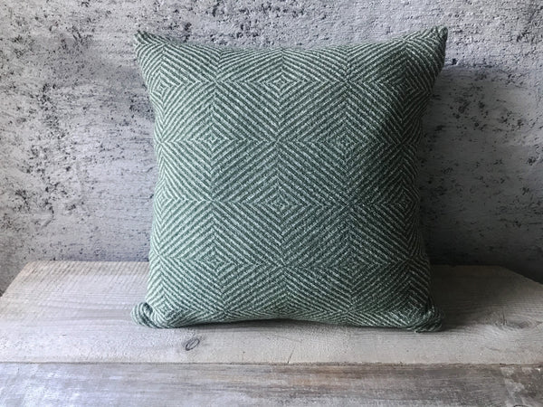 Dekoratyvi lininė pagalvė pilkai žalia