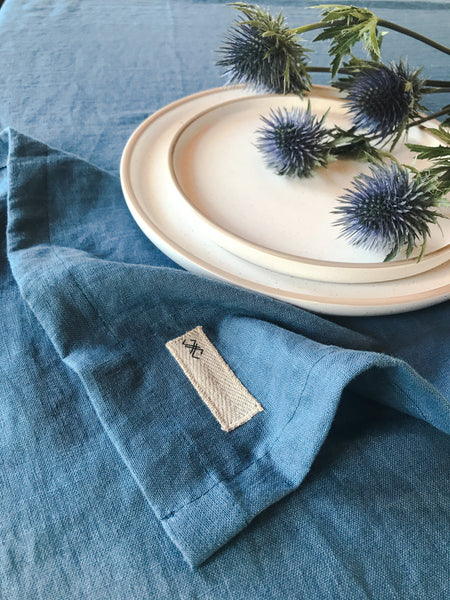 Glamžyto lino klasikinės mėlynos spalvos staltiesė