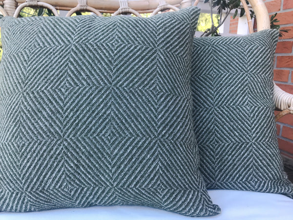 Dekoratyvi lininė pagalvė pilkai žalia